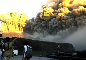 Miyakejima's Mt. Oyama erupts again, sends smoke 8 km high